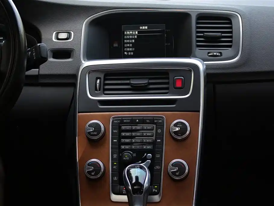 Volvo S60 Plug-In Hybrid 2015 — фото 13