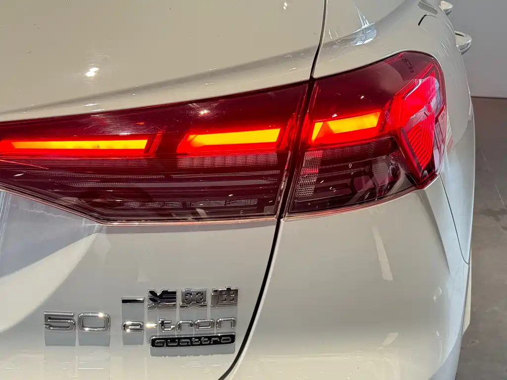 Audi Q4 e-tron 2023 — фото 7
