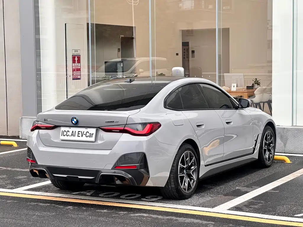 BMW i4 2025 — фото 18
