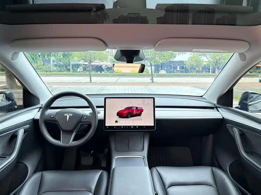 Tesla Model Y 2024