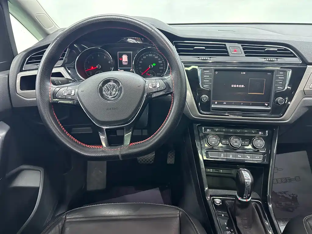 Volkswagen Touran 2018 — фото 13