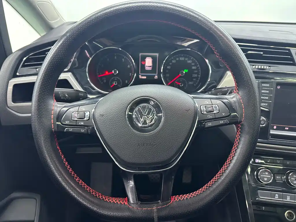 Volkswagen Touran 2018 — фото 14
