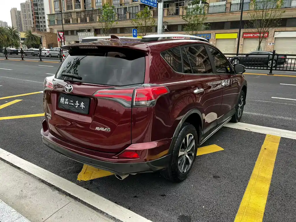 Toyota RAV4 2018 — фото 9