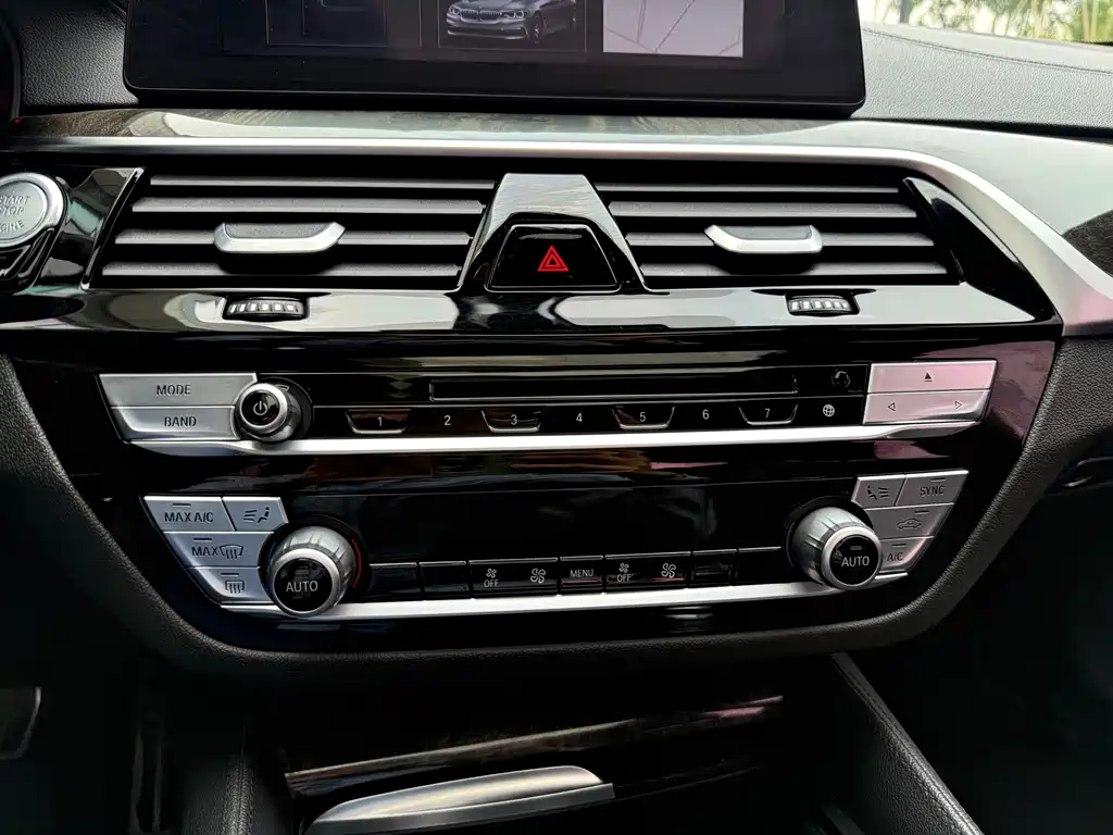 BMW 5 Series 2018 — фото 18