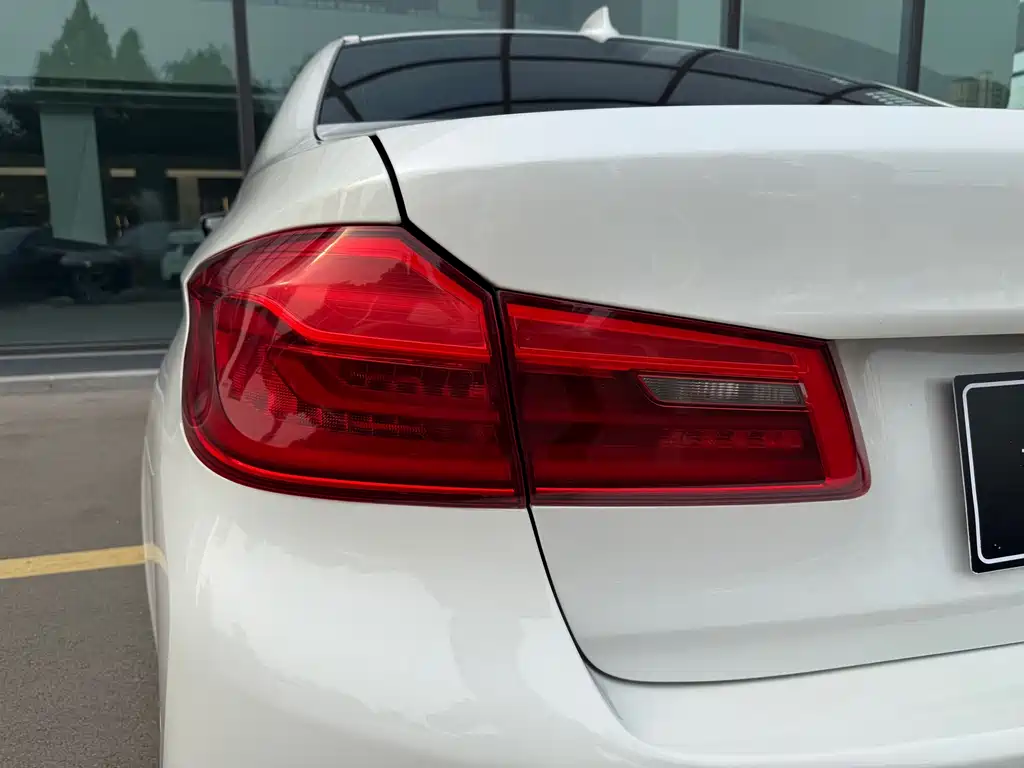 BMW 5 Series 2018 — фото 21