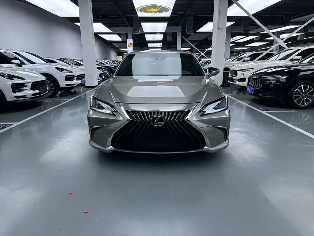 Lexus ES 2024