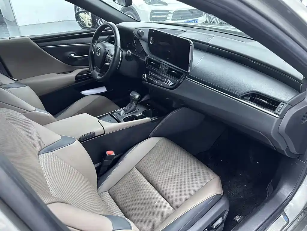 Lexus ES 2024