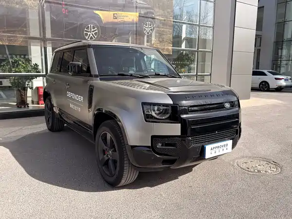 Land Rover Defender 2024