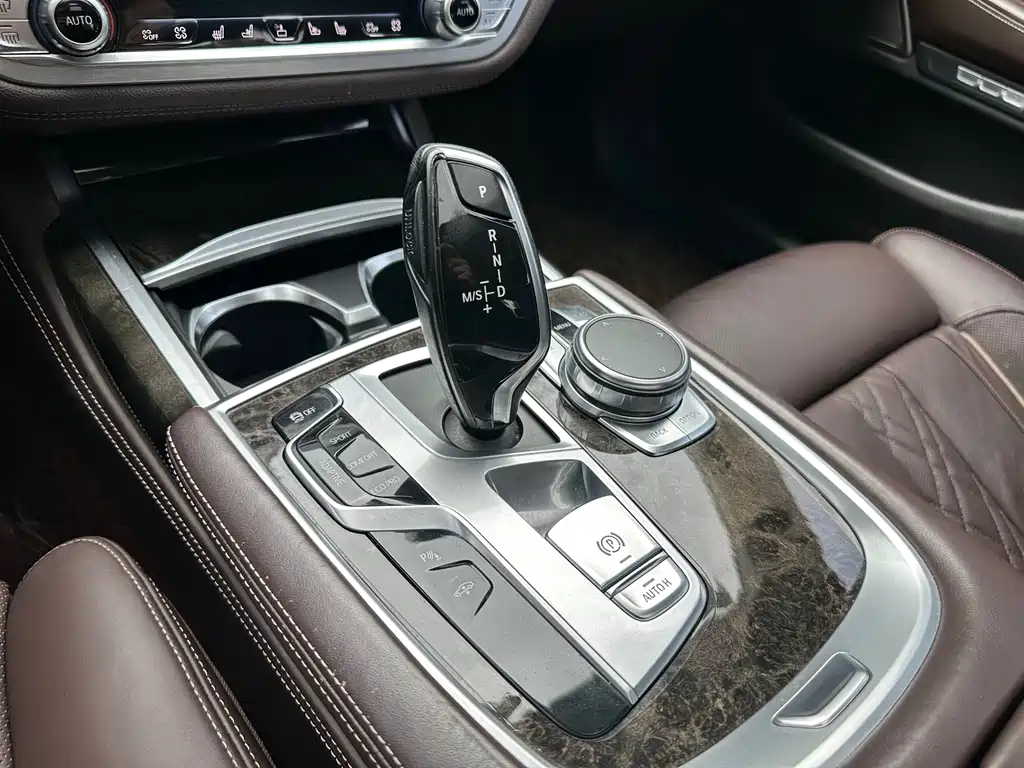 BMW 7 Series 2017 — фото 10
