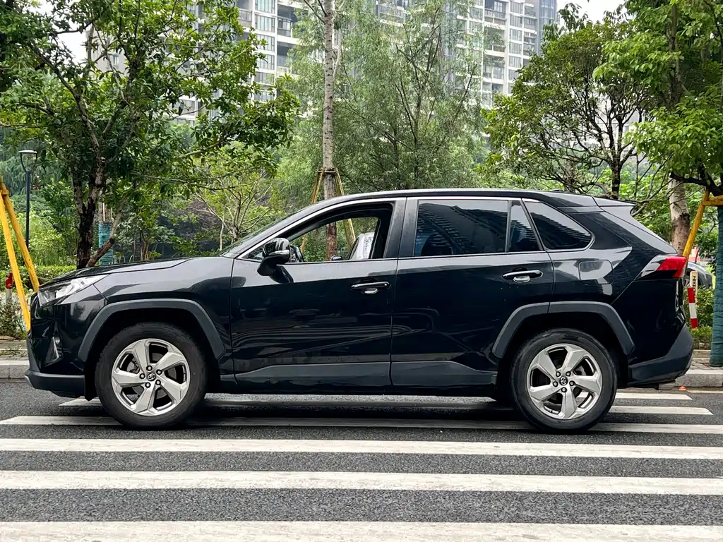 Toyota RAV4 2020 — фото 8