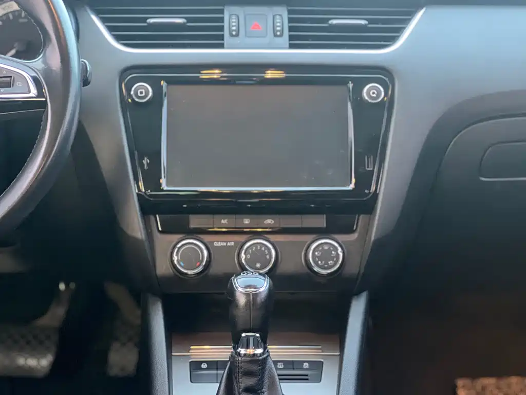 Skoda Octavia 2018 — фото 12