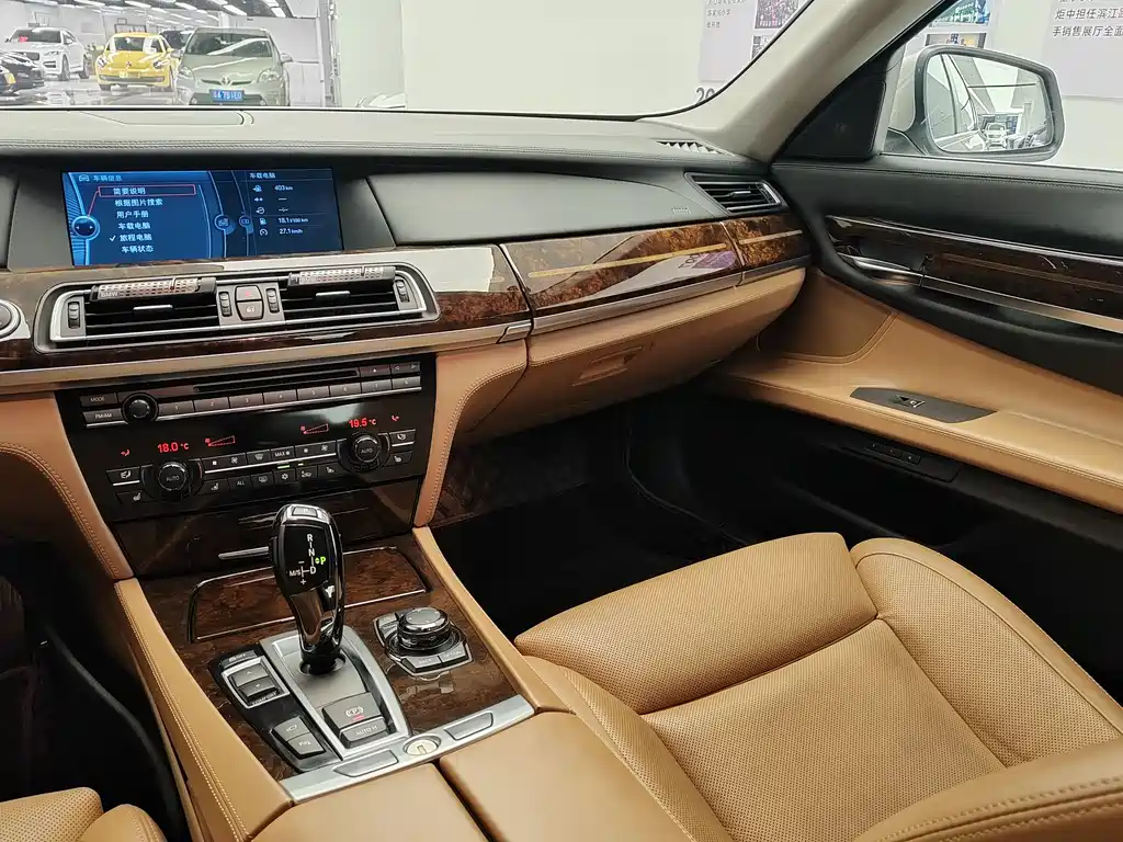 BMW 7 Series 2012 — фото 30