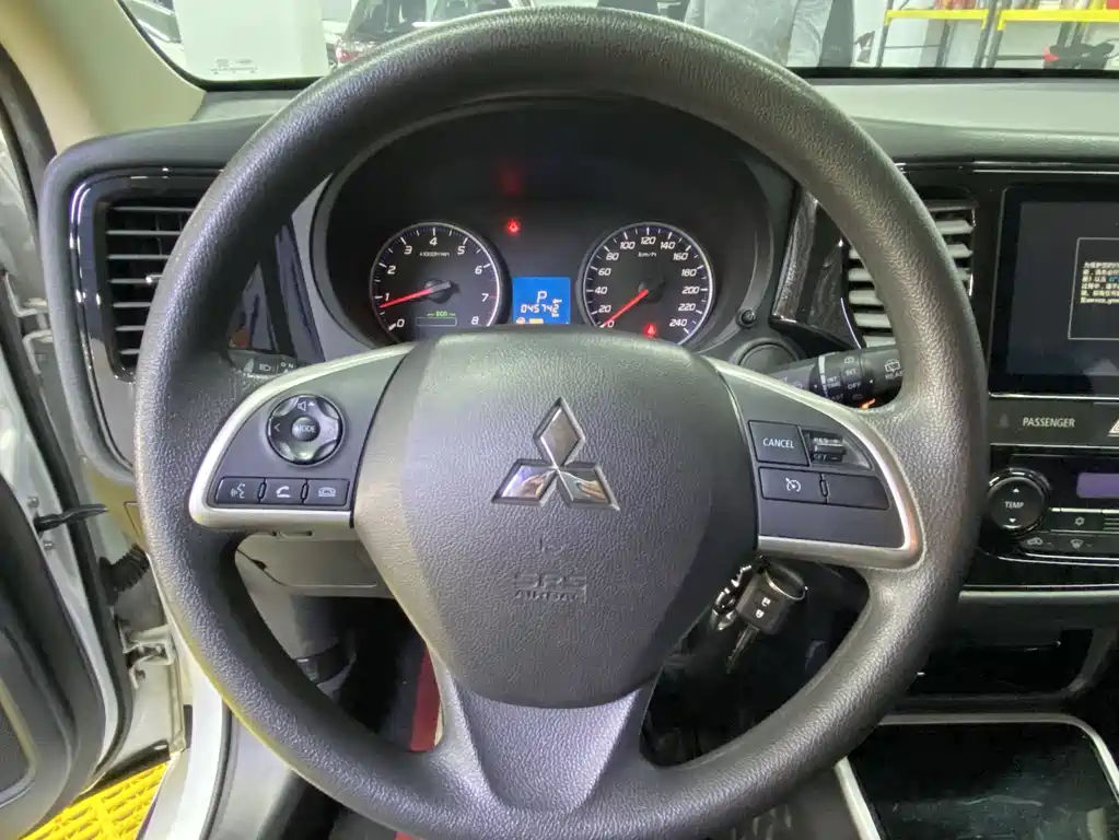 Mitsubishi Outlander 2021 — фото 10