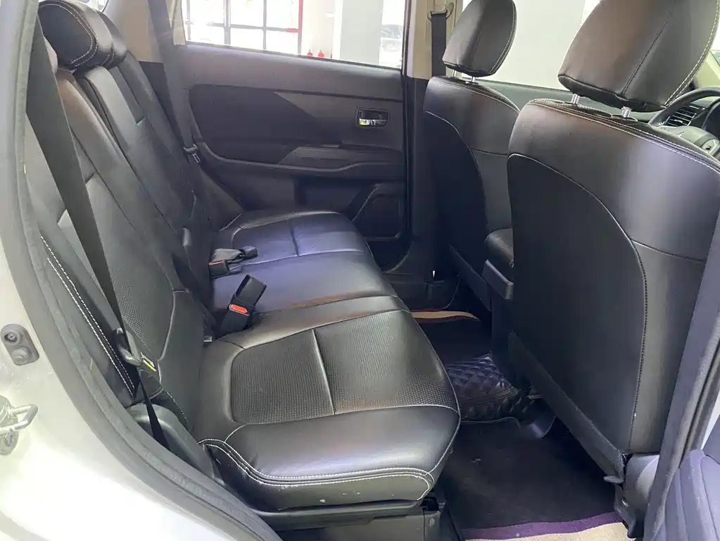 Mitsubishi Outlander 2021 — фото 16