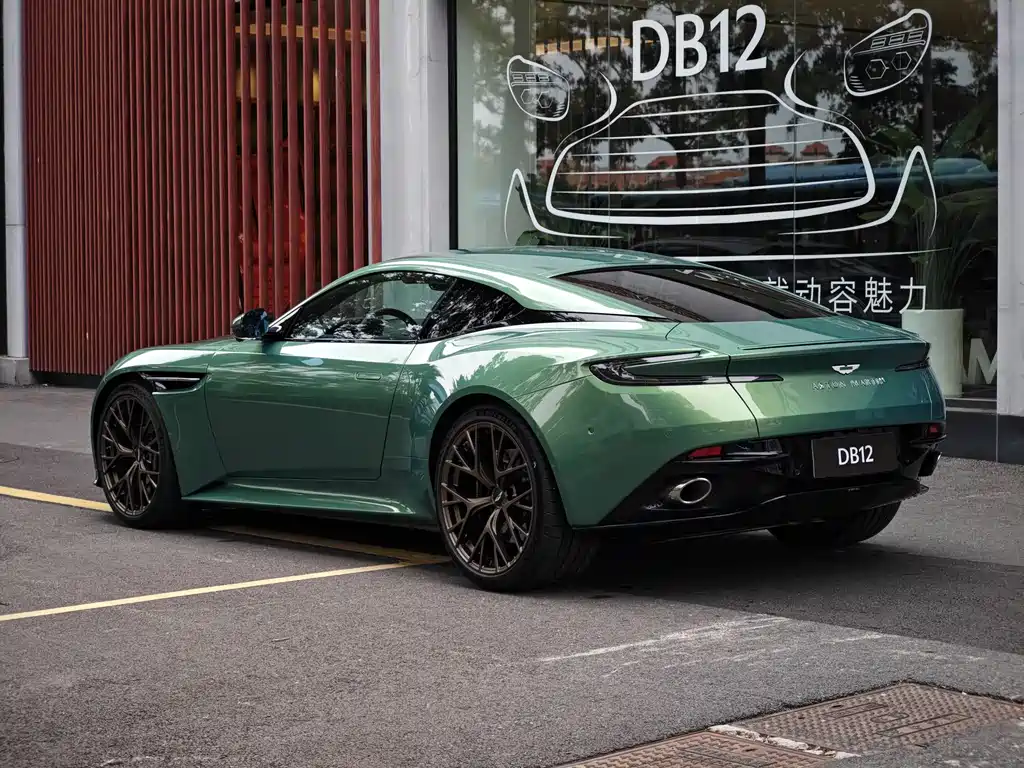 Aston Martin DB12 — фото 8