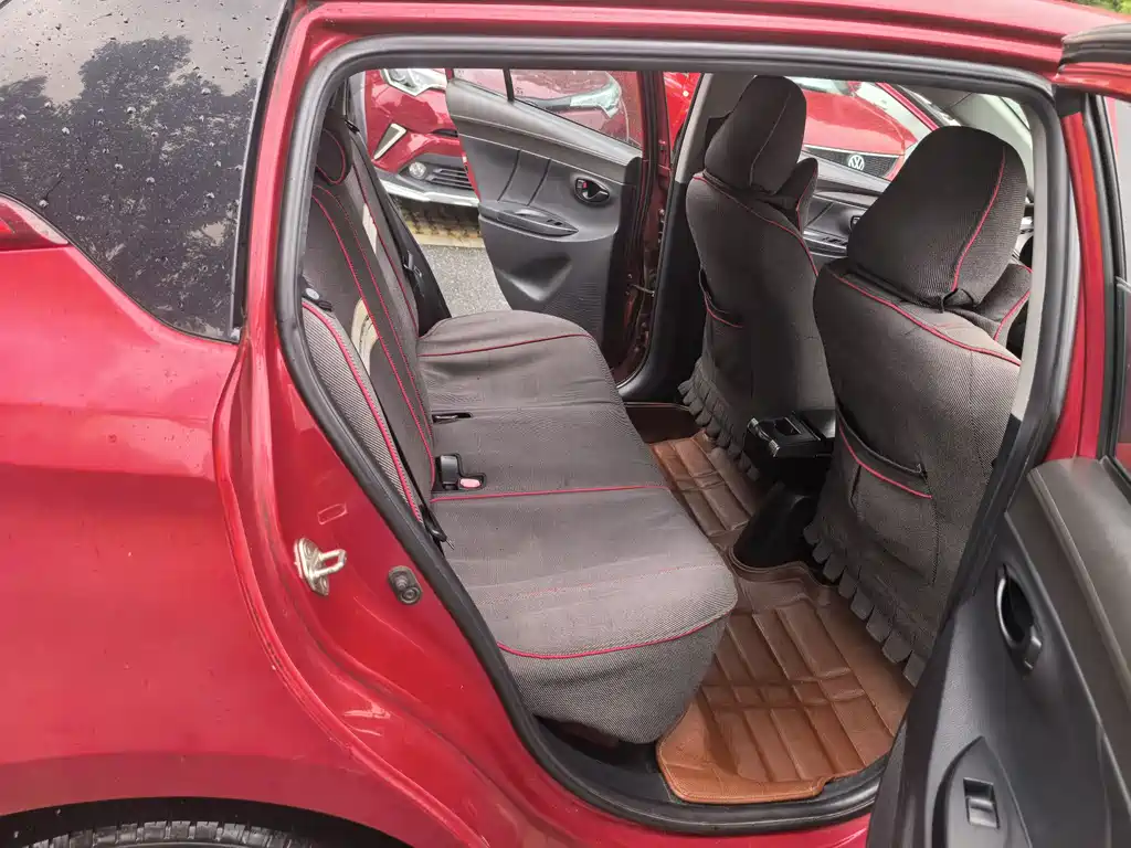 Toyota Yaris L 2014 — фото 10