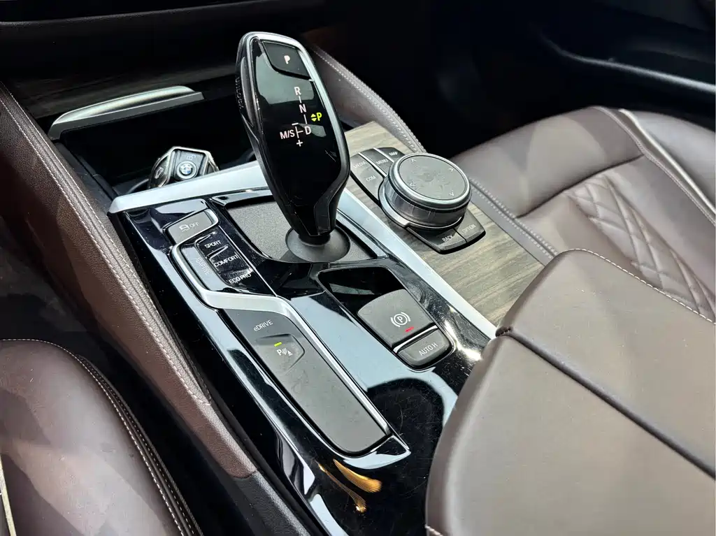 BMW 5 Series New Energy 2019 — фото 26