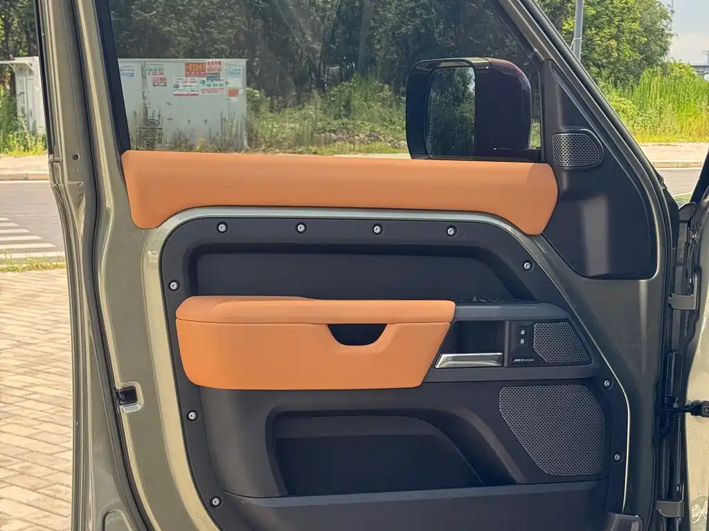 Land Rover Defender 2023 — фото 14
