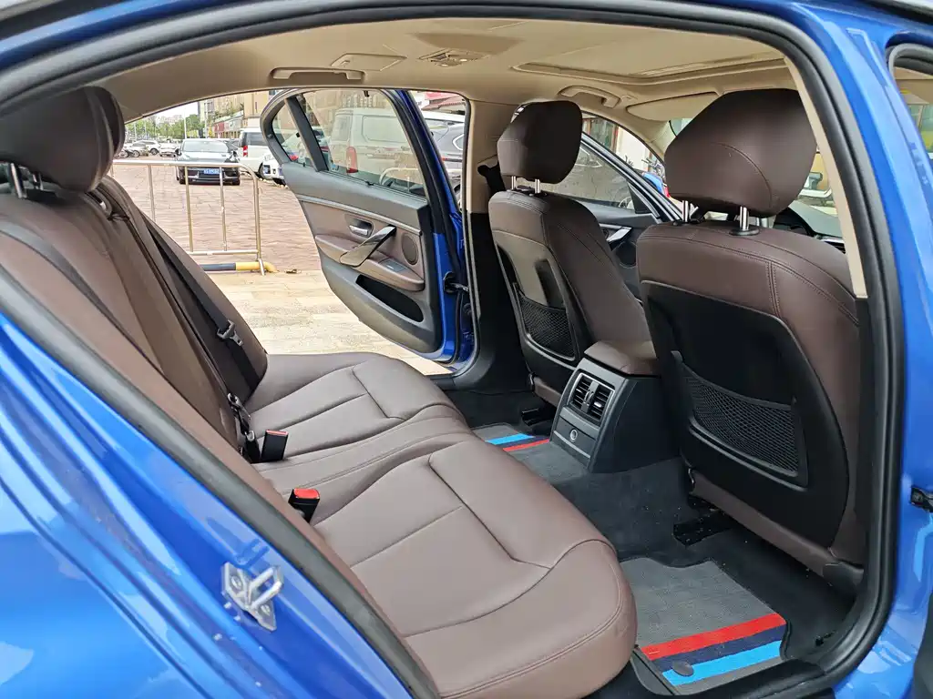 BMW 3 Series 2019 — фото 12