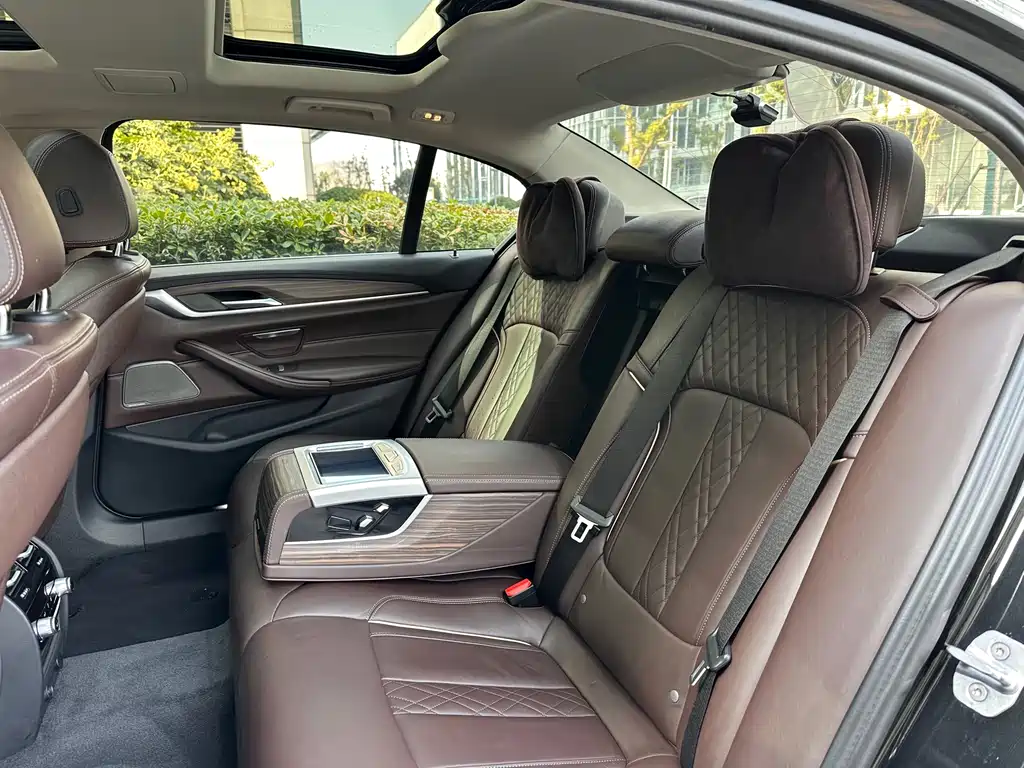 BMW 5 Series 2018 — фото 36