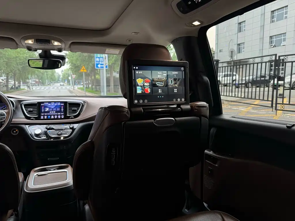 Chrysler Grand Voyager 2018 — фото 23