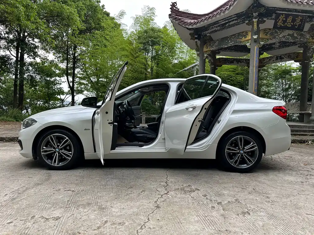 BMW 1 Series 2018 — фото 10