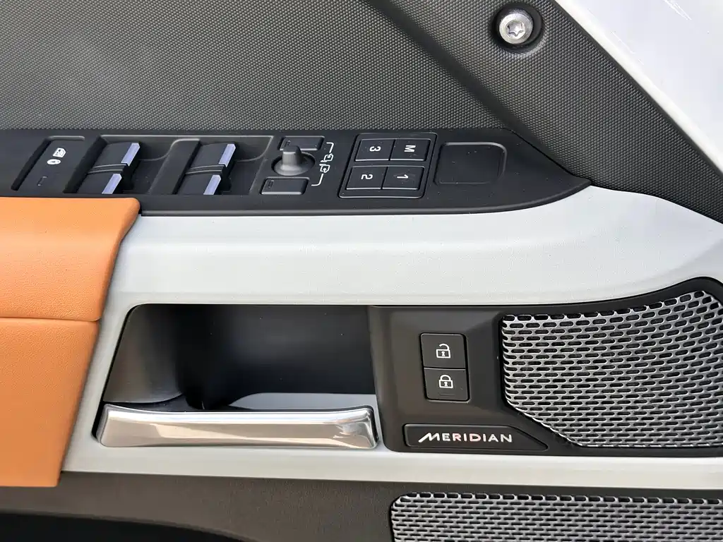Land Rover Defender 2023 — фото 17