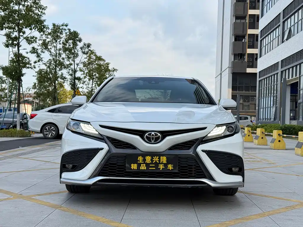 Toyota Camry 2021 — фото 2