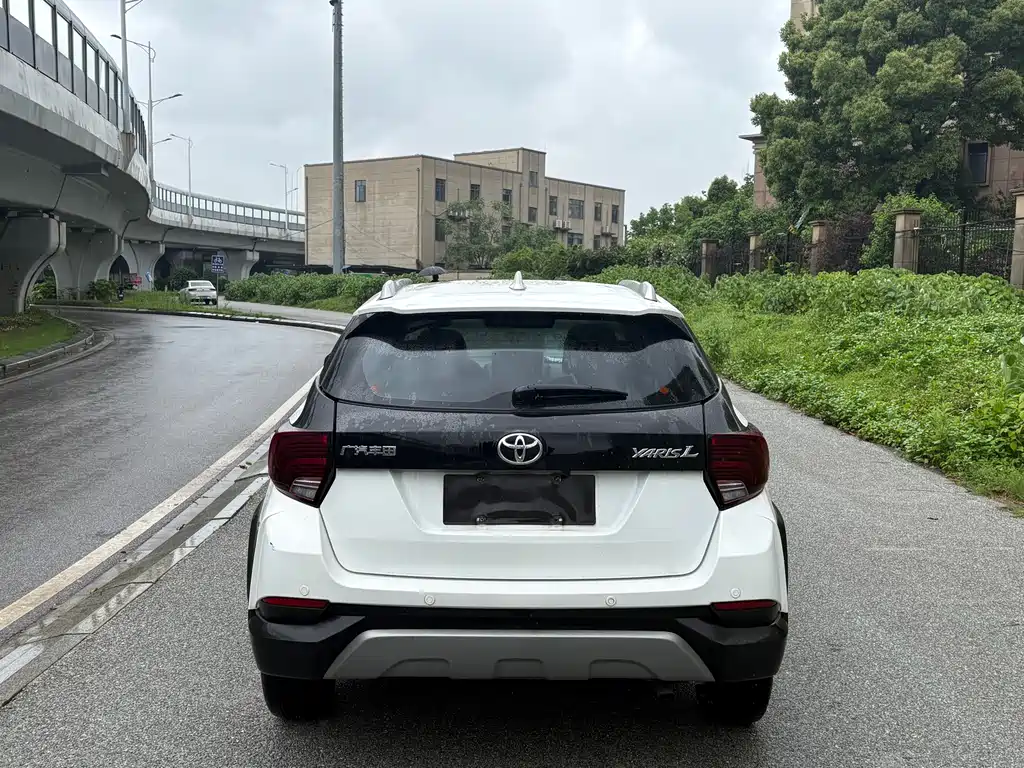 Toyota Yaris L 2022 — фото 6