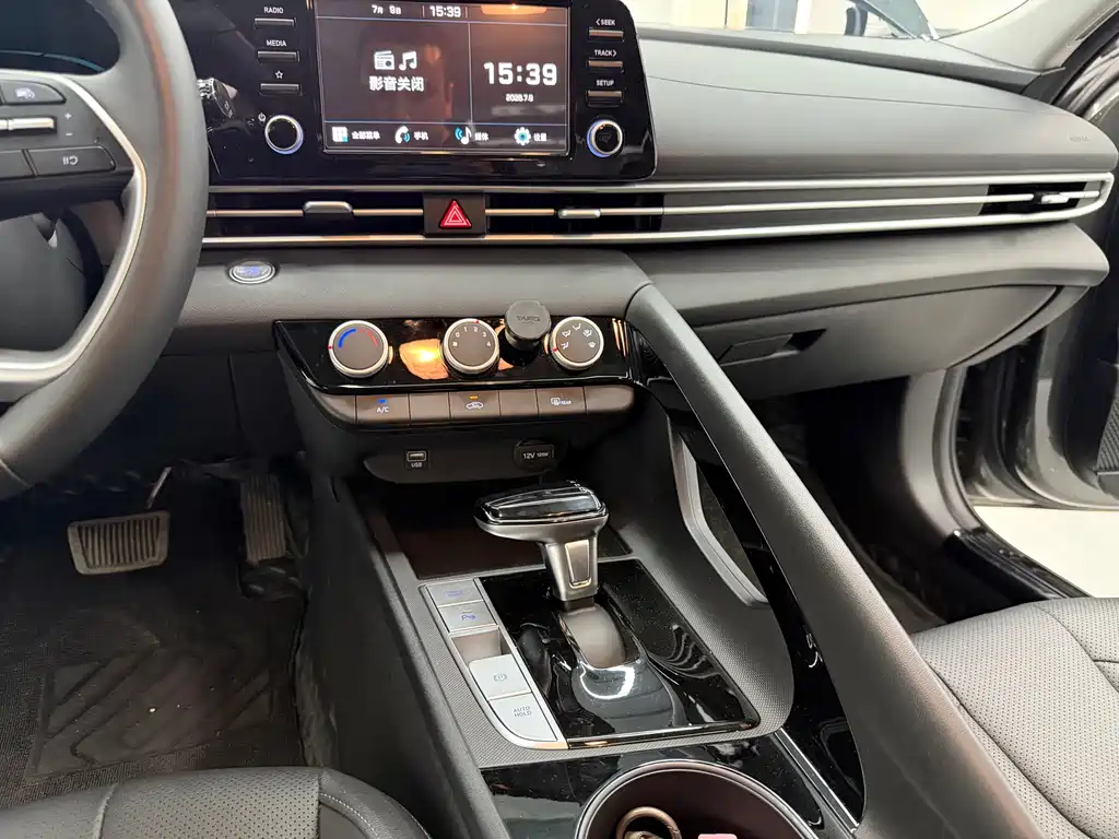 Hyundai Elantra 2023 — фото 10