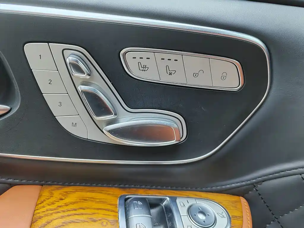 Mercedes-Benz V-Class 2024 — фото 13