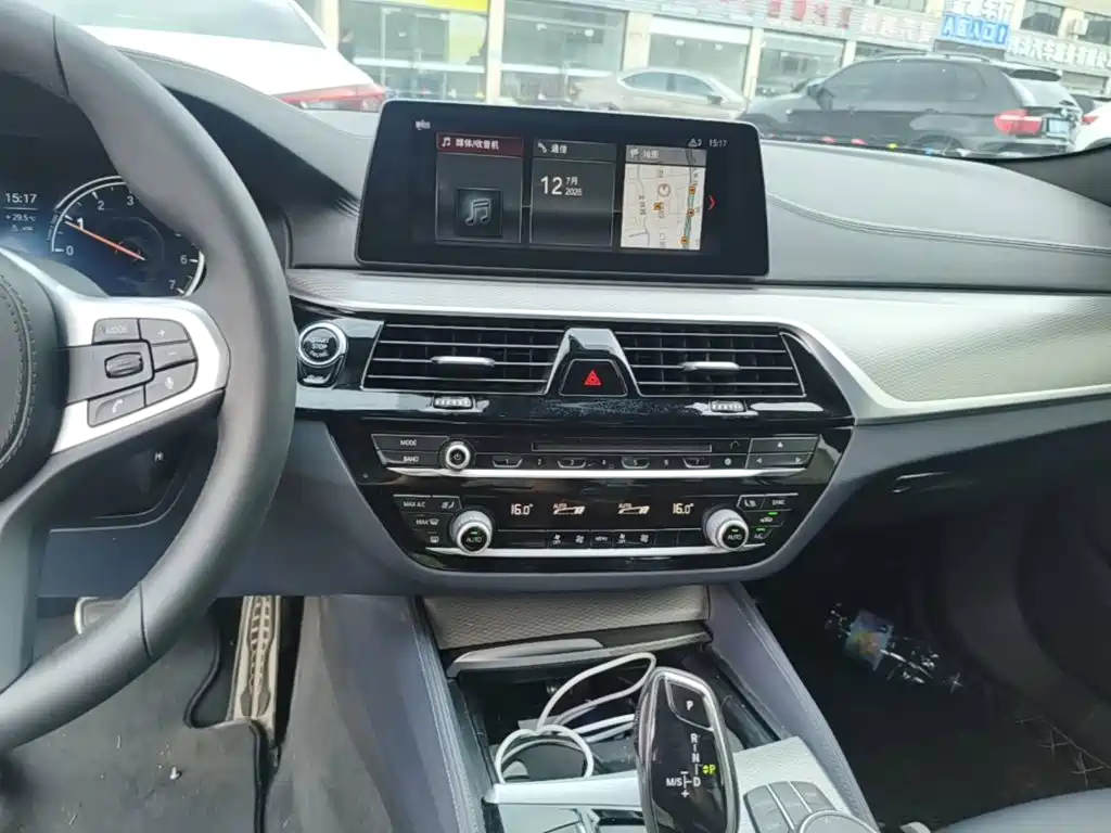 BMW 5 Series 2018 — фото 13