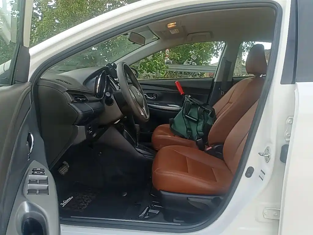 Toyota Yaris L 2015 — фото 16