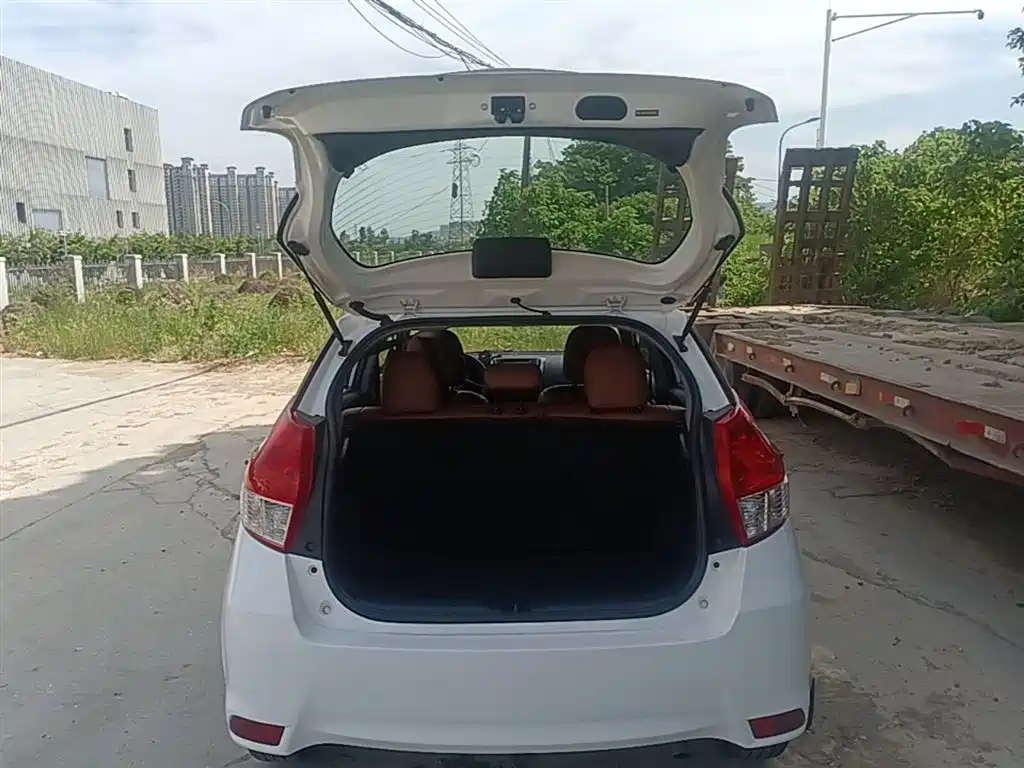 Toyota Yaris L 2015 — фото 19