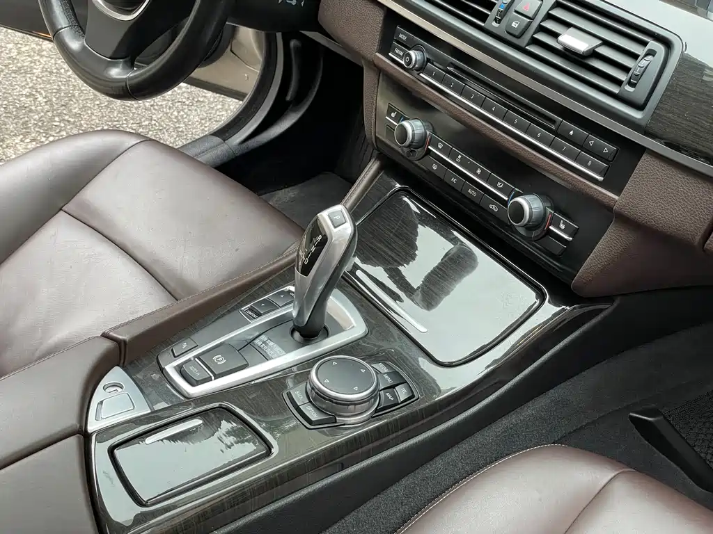 BMW 5 Series 2015 — фото 16