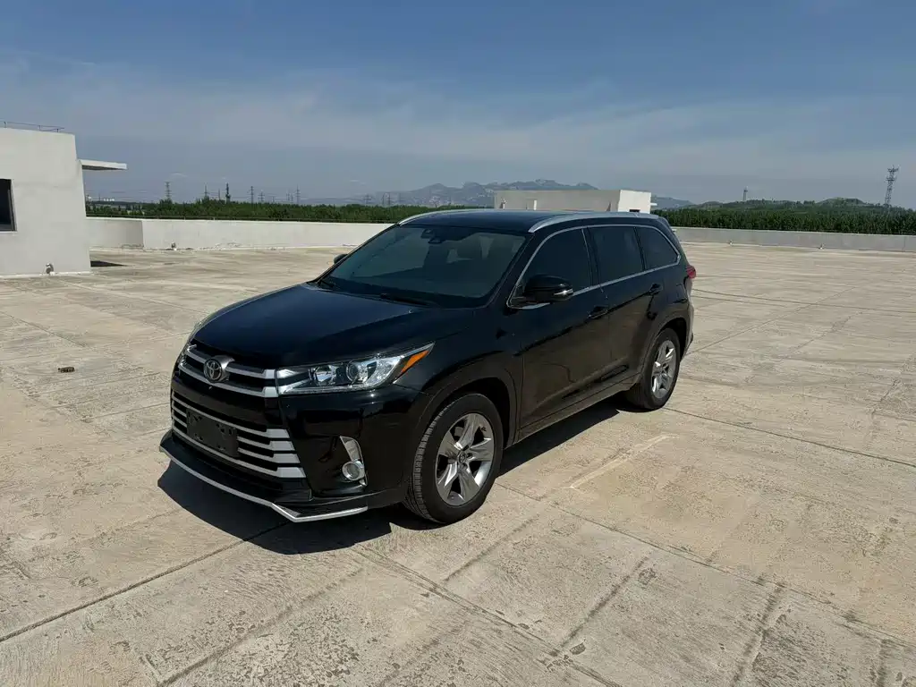 Toyota Highlander 2022 — фото 1