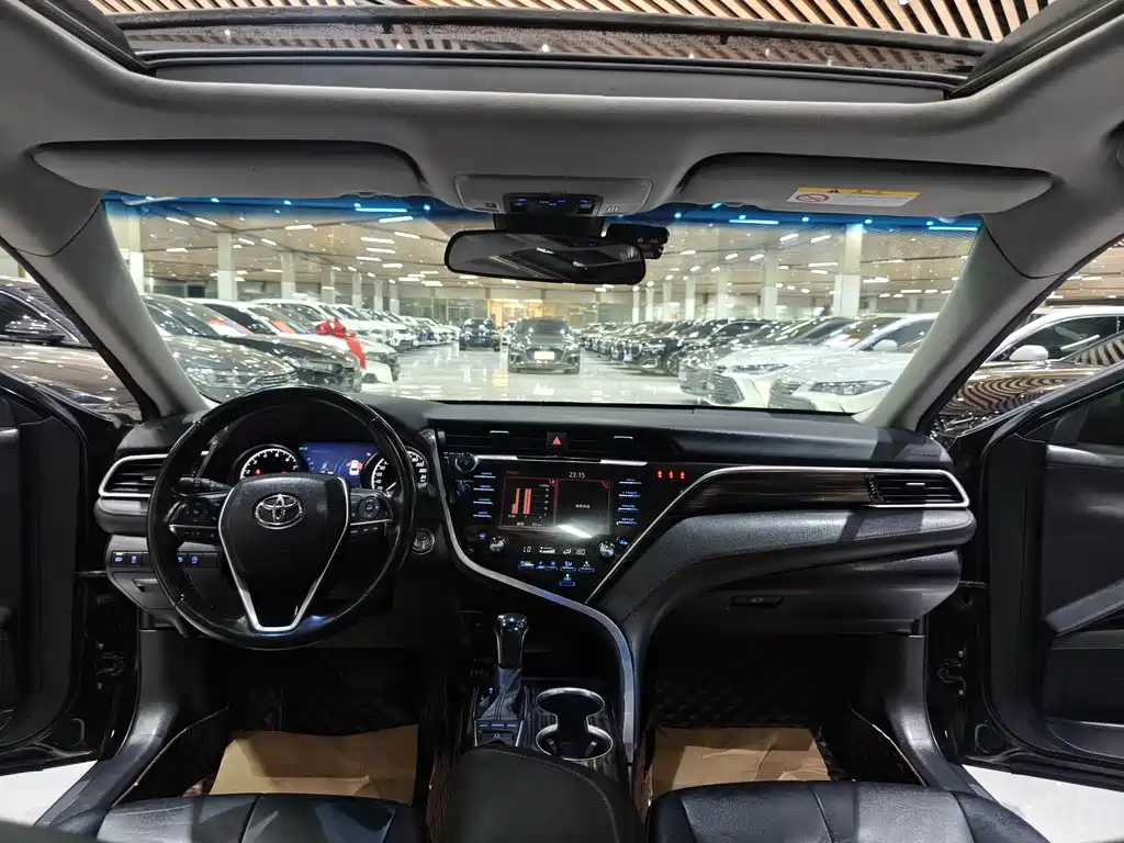 Toyota Camry 2018 — фото 12