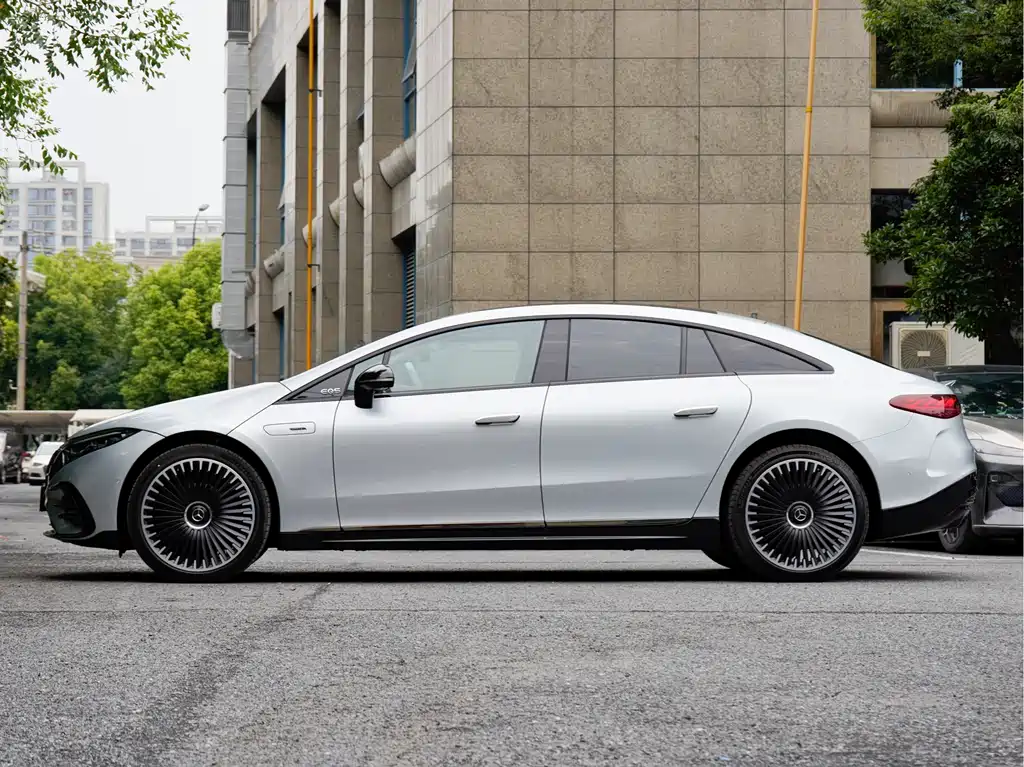Mercedes-Benz EQS AMG 2024 — фото 3