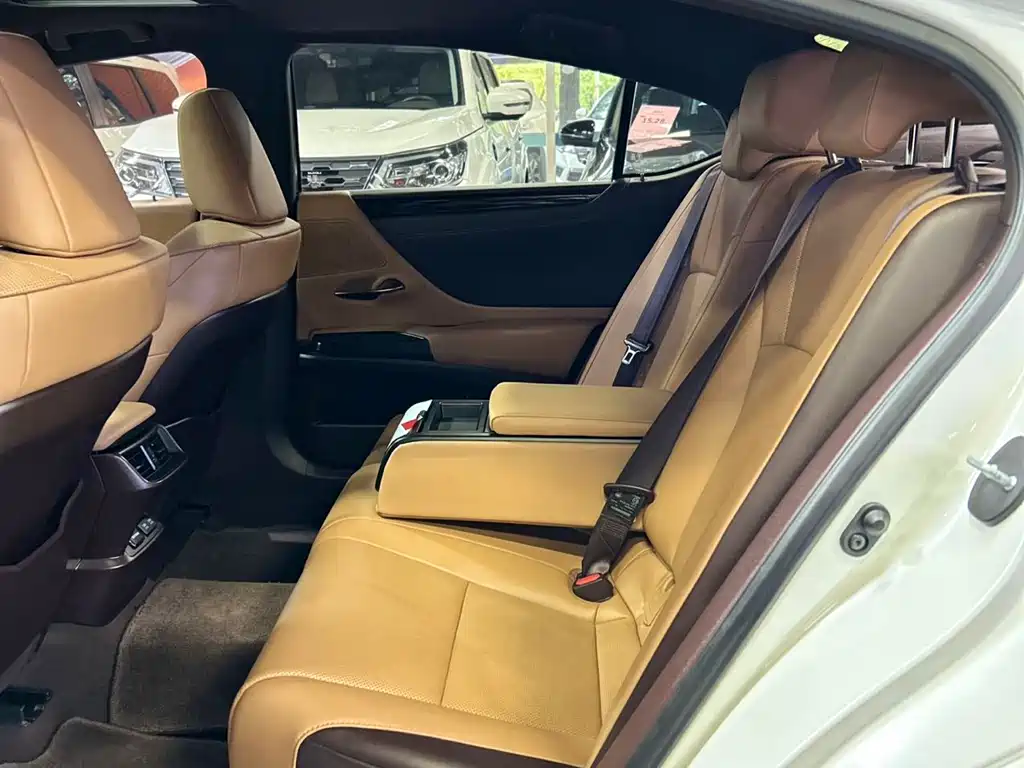 Lexus ES 2020