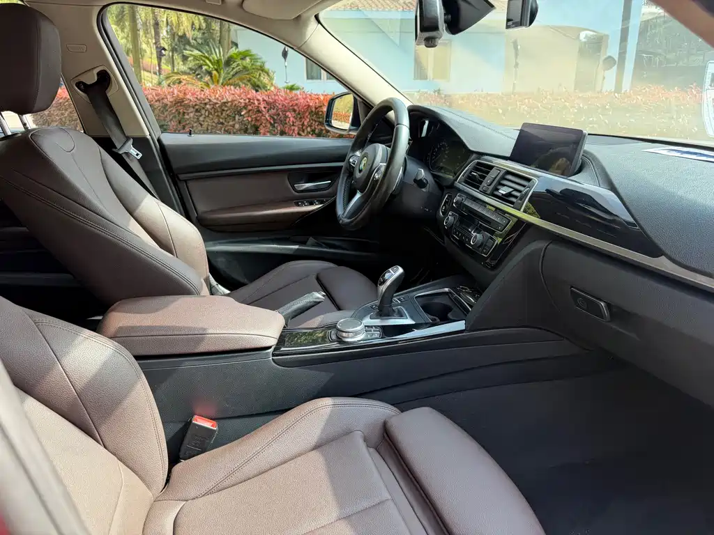 BMW 3 Series 2019 — фото 13