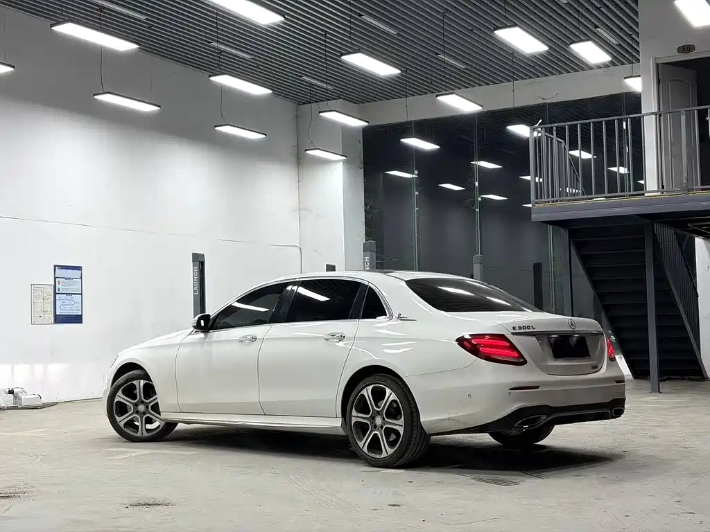 Mercedes-Benz E-Class 2017 — фото 16
