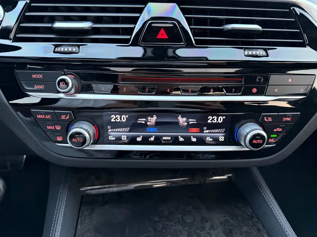 BMW 5 Series 2018 — фото 15