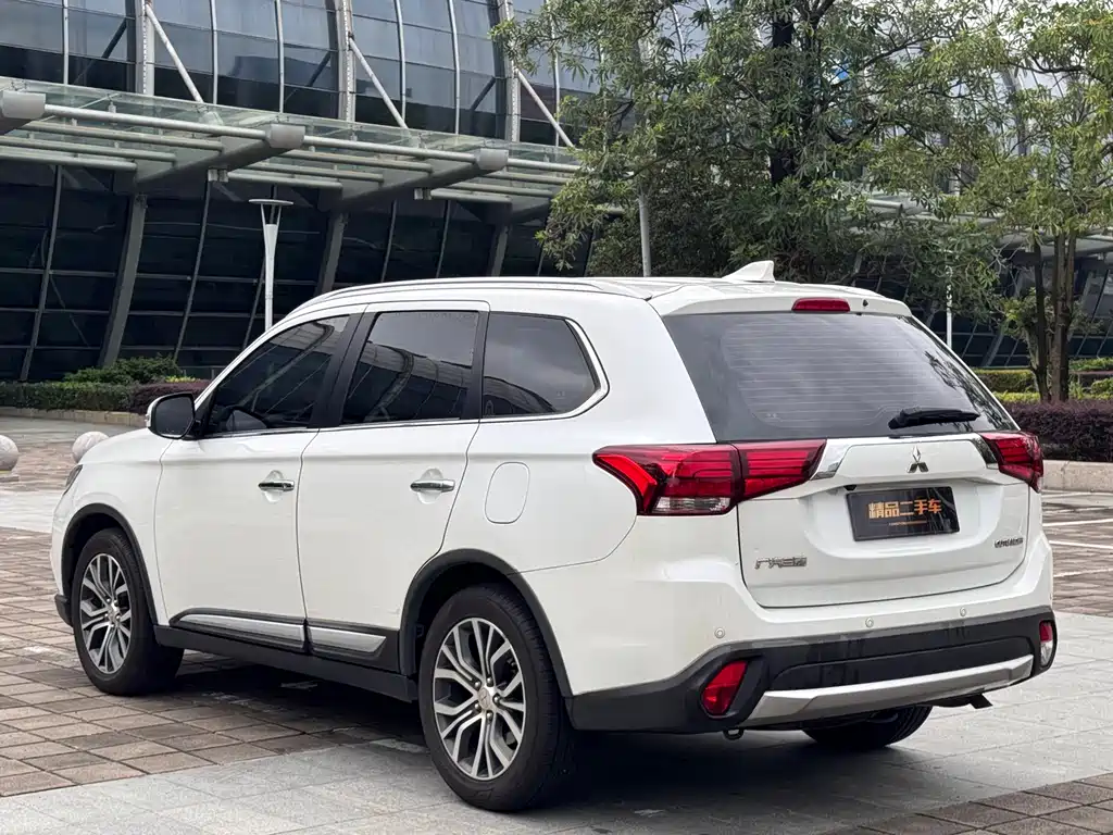 Mitsubishi Outlander 2018 — фото 17