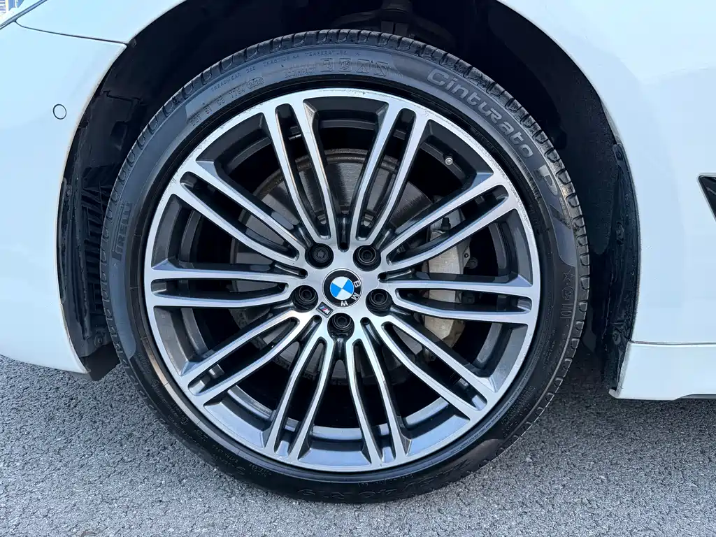 BMW 5 Series 2018 — фото 29