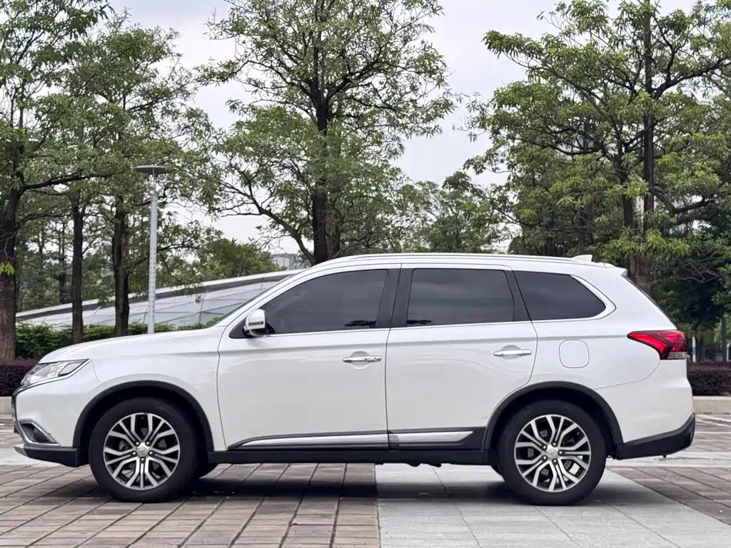 Mitsubishi Outlander 2018 — фото 4