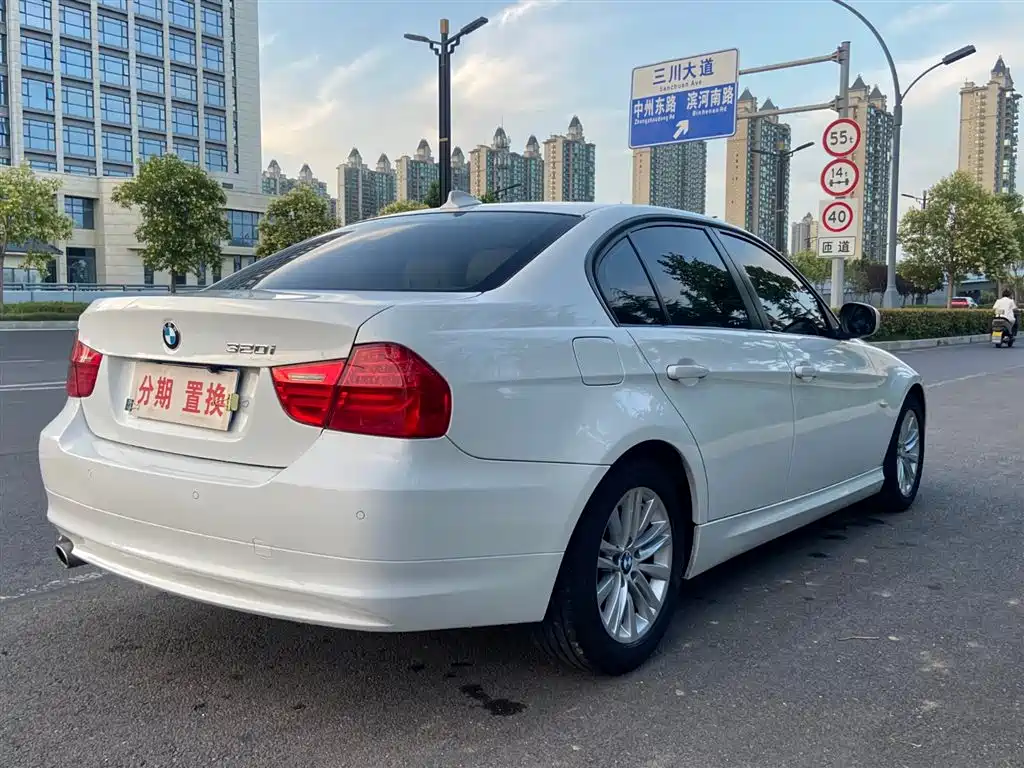 BMW 3 Series 2011 — фото 12