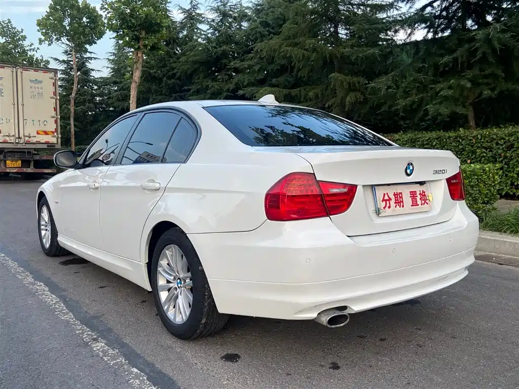 BMW 3 Series 2011 — фото 15