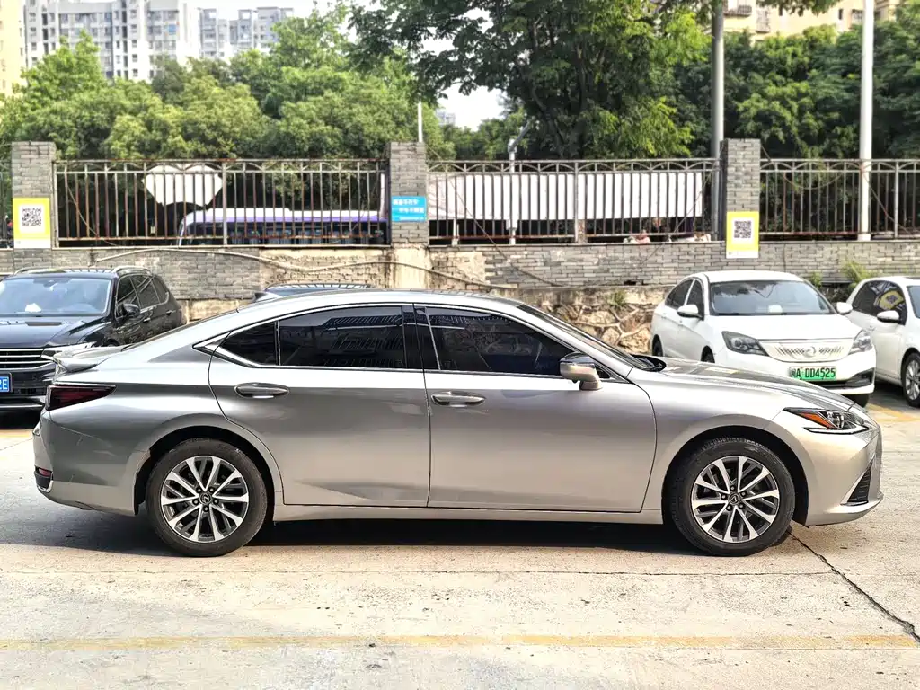 Lexus ES 2023 — фото 14
