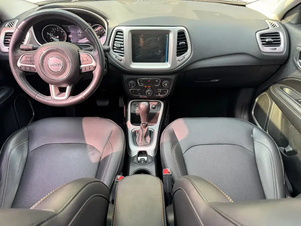 Jeep Compass 2018 — фото 16