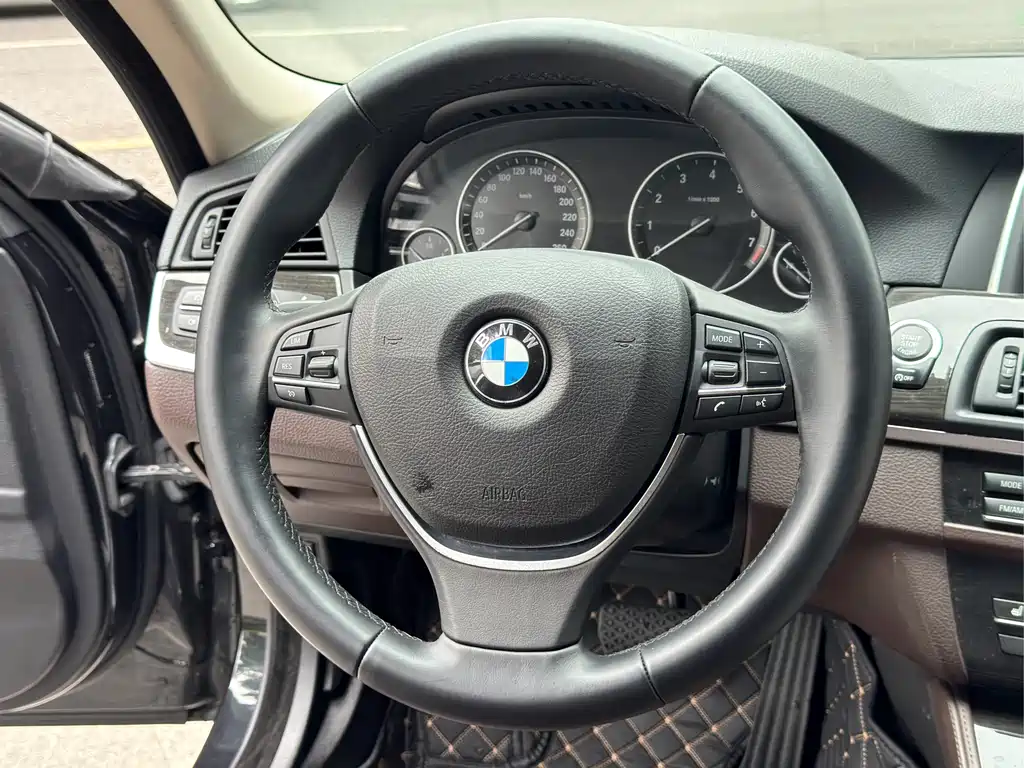 BMW 5 Series 2015 — фото 9